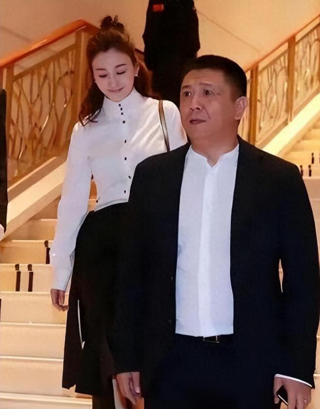 47岁李小冉携家人旅行 帅气弟弟露面姐弟长得太像