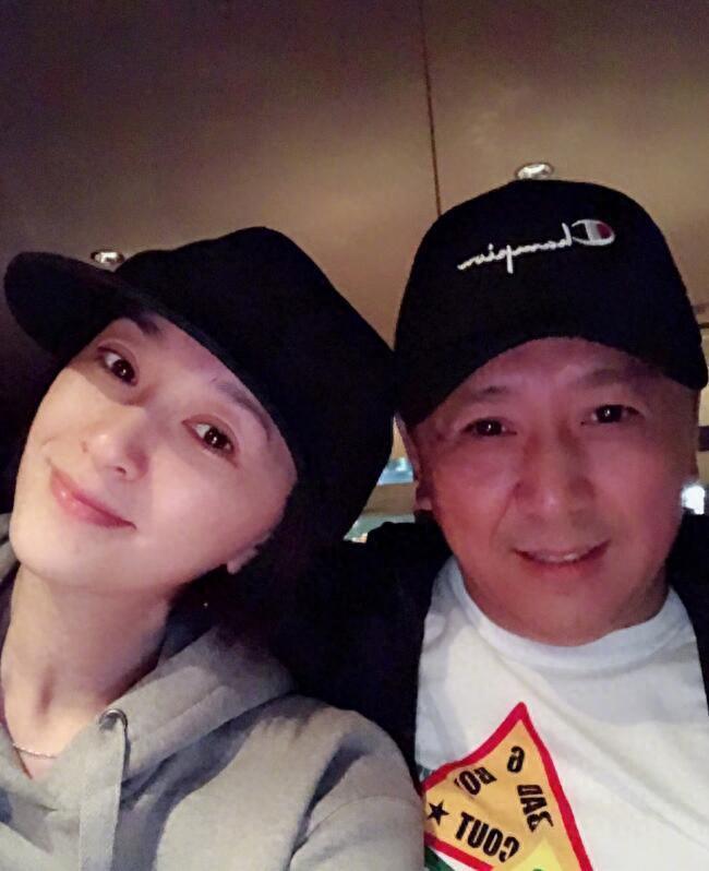 47岁李小冉携家人旅行 帅气弟弟露面姐弟长得太像
