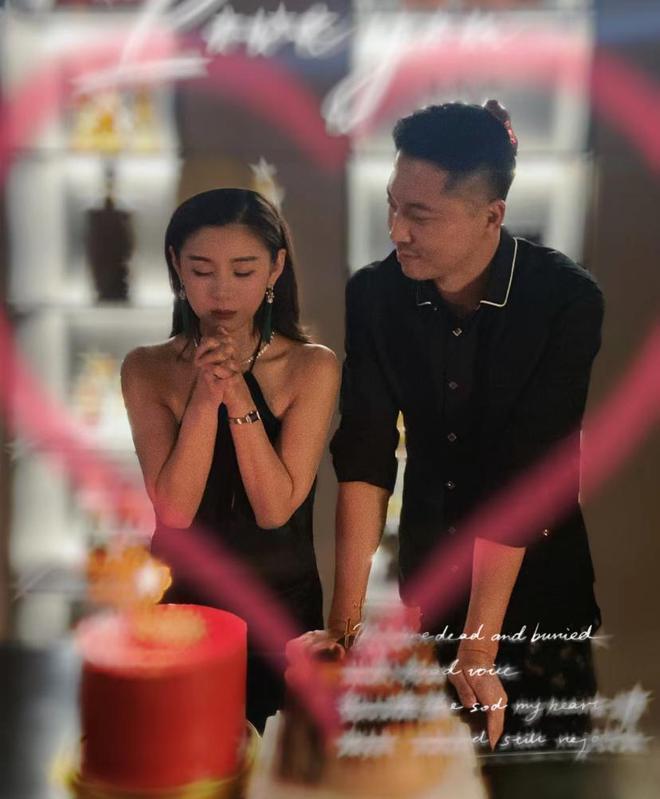 李小萌晒庆生照秀恩爱 闭眼许愿时获王雷温柔注视