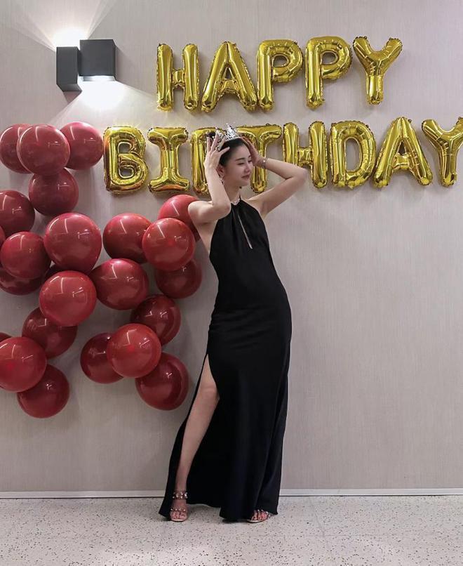 李小萌晒庆生照秀恩爱 闭眼许愿时获王雷温柔注视