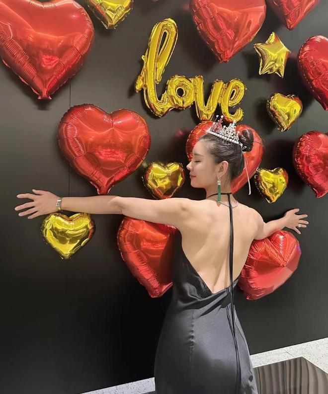 李小萌晒庆生照秀恩爱 闭眼许愿时获王雷温柔注视