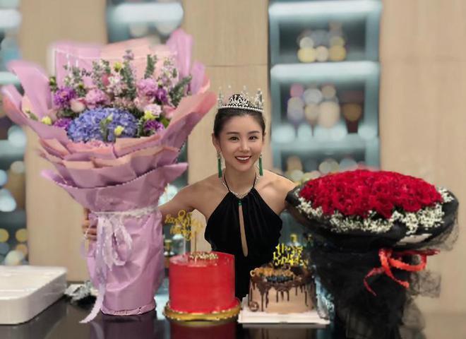 李小萌晒庆生照秀恩爱 闭眼许愿时获王雷温柔注视