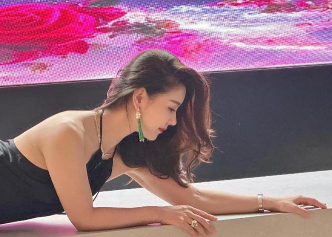 李小萌晒庆生照秀恩爱 闭眼许愿时获王雷温柔注视