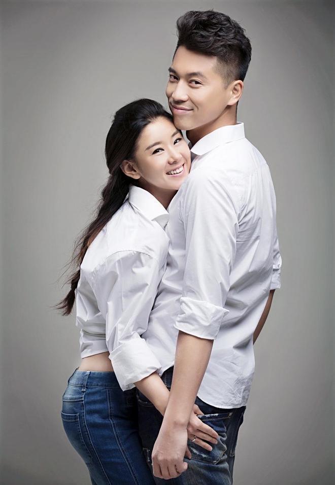 李小萌晒庆生照秀恩爱 闭眼许愿时获王雷温柔注视