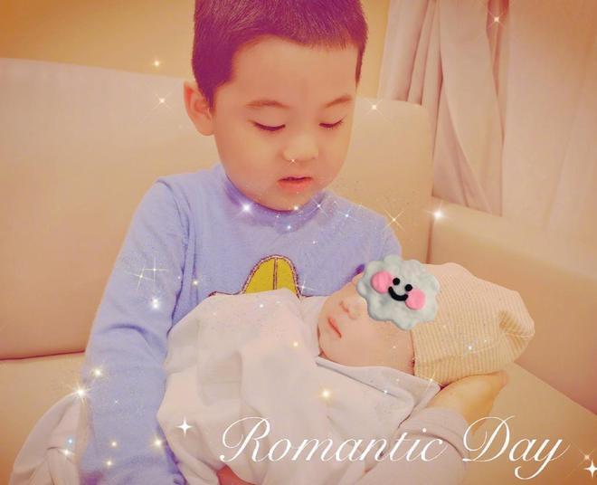 李小萌晒庆生照秀恩爱 闭眼许愿时获王雷温柔注视