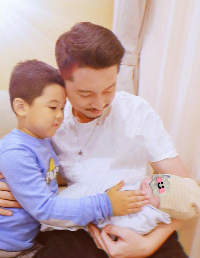 李小萌晒庆生照秀恩爱 闭眼许愿时获王雷温柔注视