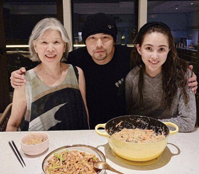 周杰伦携昆凌为妈妈叶惠美庆生！婆媳贴脸像母女