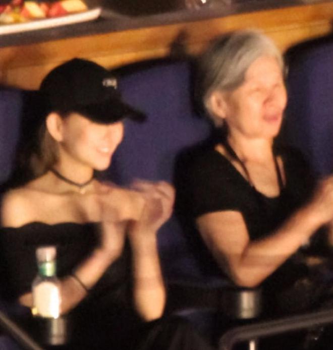 周杰伦携昆凌为妈妈叶惠美庆生！婆媳贴脸像母女