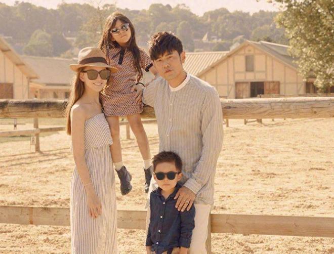 周杰伦携昆凌为妈妈叶惠美庆生！婆媳贴脸像母女