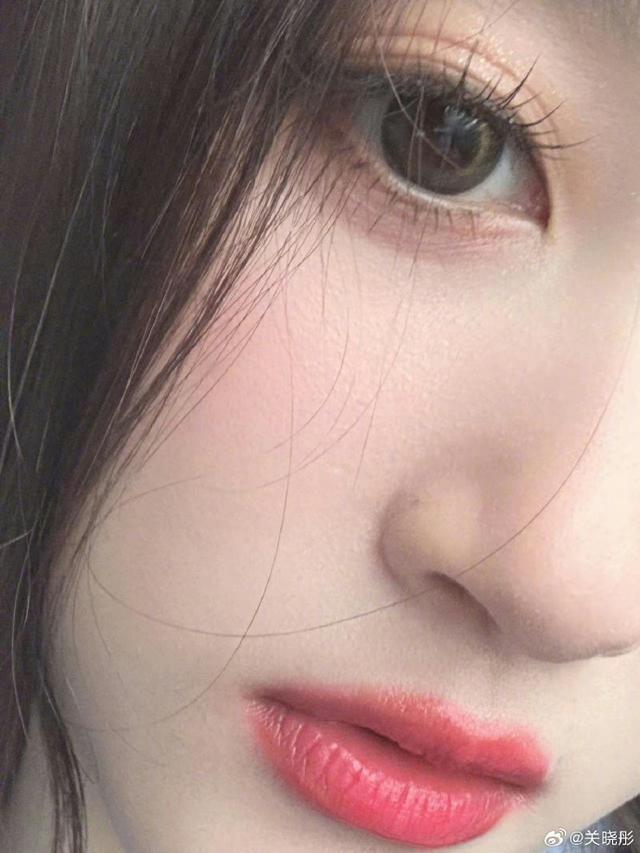 关晓彤晒三宫格车内自拍照 无惧怼脸镜头皮肤白到发光