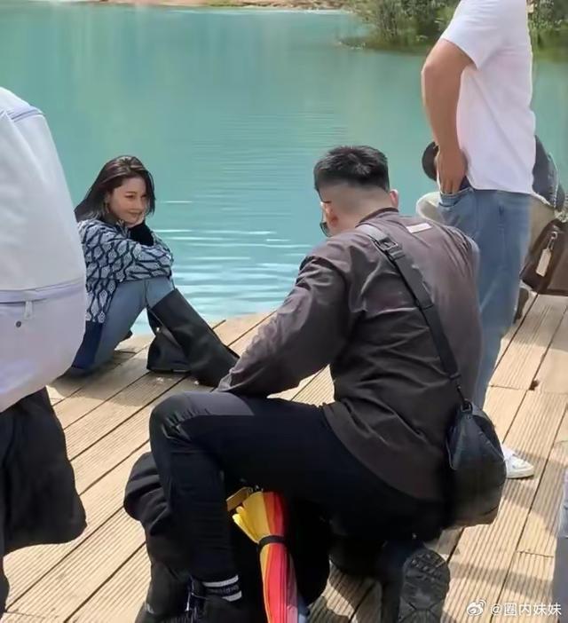 网友云南偶遇张馨予何捷夫妇 何捷蹲地为老婆拍照好浪漫