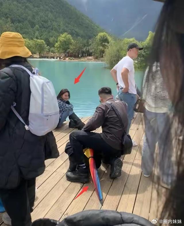 网友云南偶遇张馨予何捷夫妇 何捷蹲地为老婆拍照好浪漫