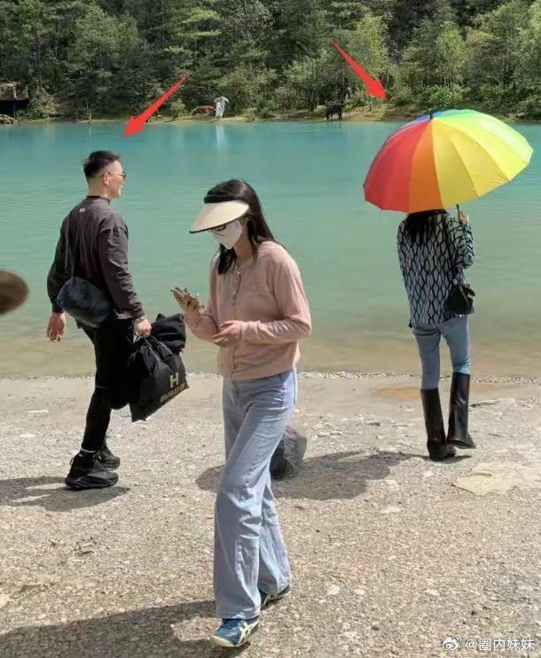 网友云南偶遇张馨予何捷夫妇 何捷蹲地为老婆拍照好浪漫