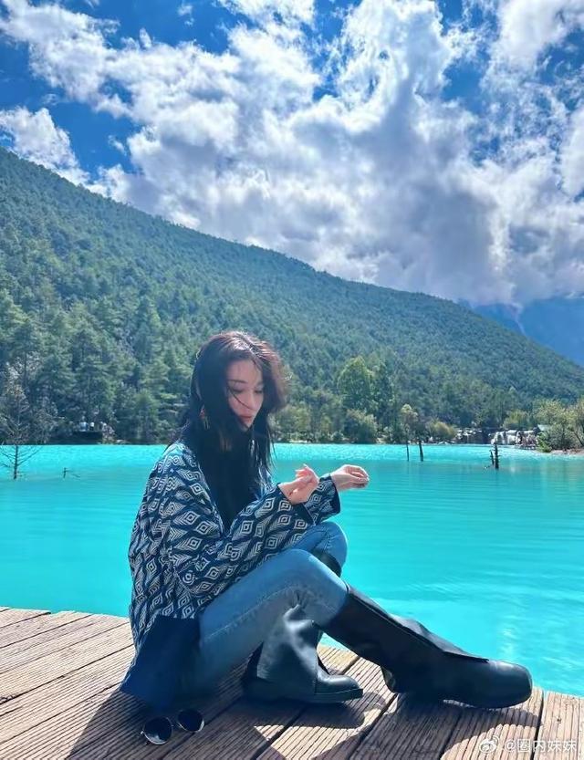 网友云南偶遇张馨予何捷夫妇 何捷蹲地为老婆拍照好浪漫