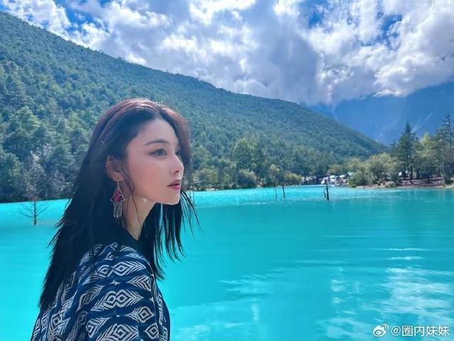 网友云南偶遇张馨予何捷夫妇 何捷蹲地为老婆拍照好浪漫