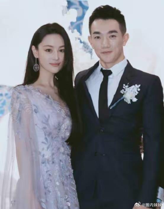 网友云南偶遇张馨予何捷夫妇 何捷蹲地为老婆拍照好浪漫