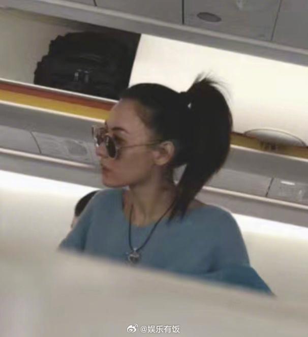 网友机舱内偶遇张柏芝 扎高马尾戴墨镜身材纤瘦