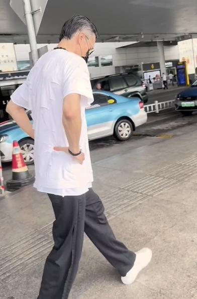 胡兵白T墨镜现身机场 扶腰走路疑似受伤引担忧