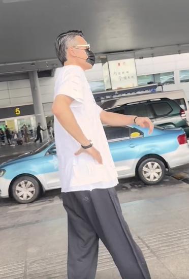 胡兵白T墨镜现身机场 扶腰走路疑似受伤引担忧