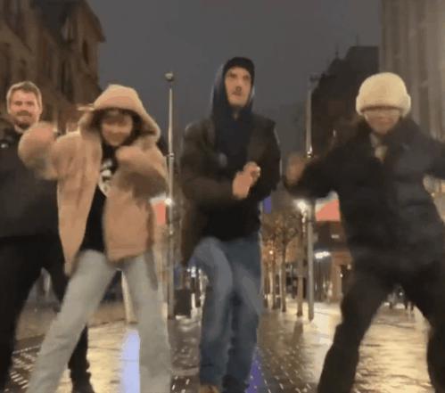 真服了，现在的老外为啥都喜欢土味的《我姓石》？