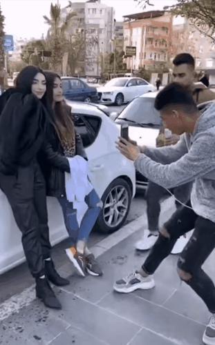 真服了，现在的老外为啥都喜欢土味的《我姓石》？