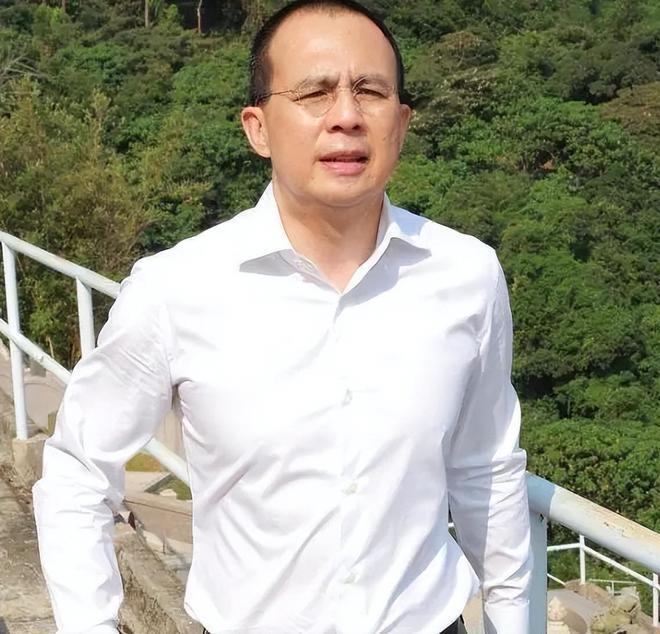 与李泽楷复合！梁洛施晒豪宅健身照，定位是香港金融大厦