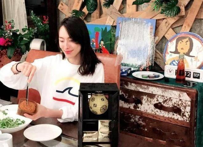 与李泽楷复合！梁洛施晒豪宅健身照，定位是香港金融大厦
