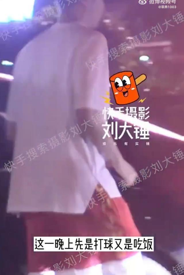 买超与朋友聚会被拍 打球去酒吧连轴转忙不停