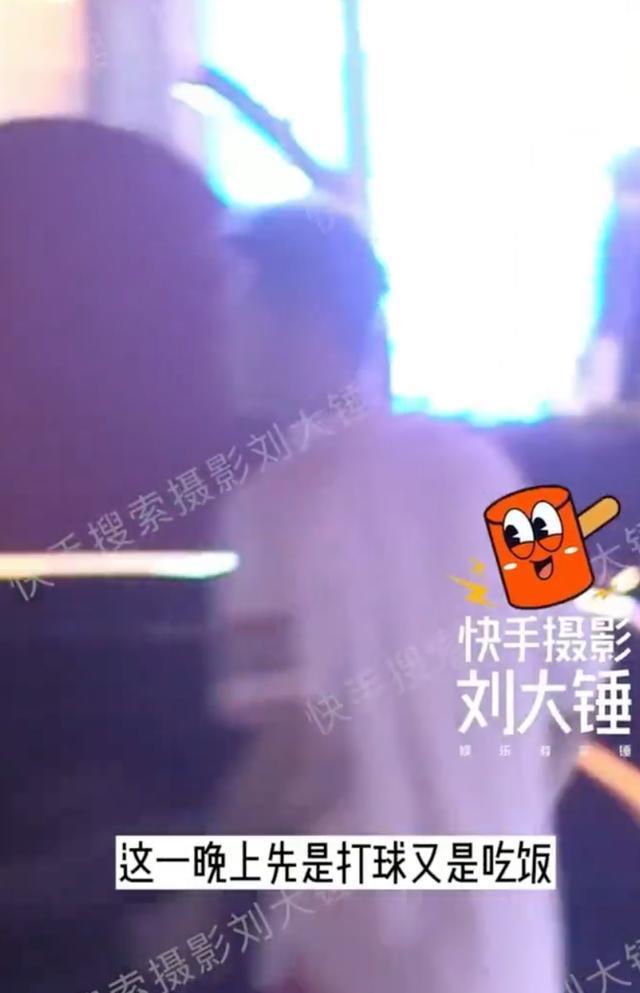 买超与朋友聚会被拍 打球去酒吧连轴转忙不停