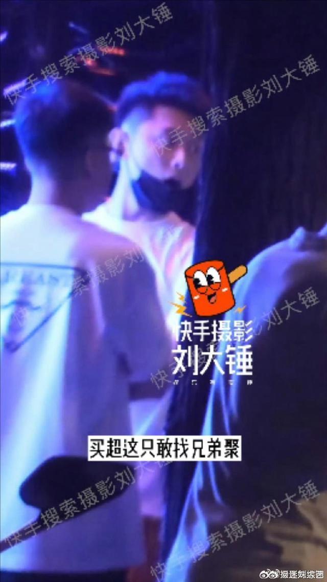 买超与朋友聚会被拍 打球去酒吧连轴转忙不停