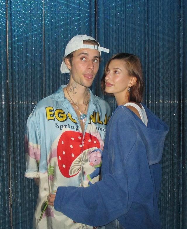 海莉晒照庆与比伯结婚五周年 两人亲吻日常照好甜蜜