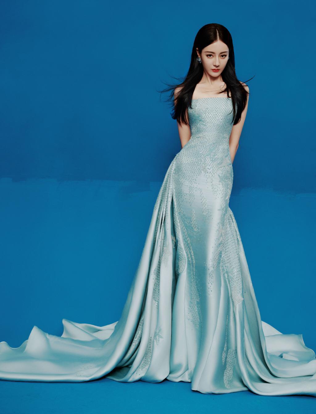 热巴穿蓝裙露香肩 肤白貌美红唇吸睛