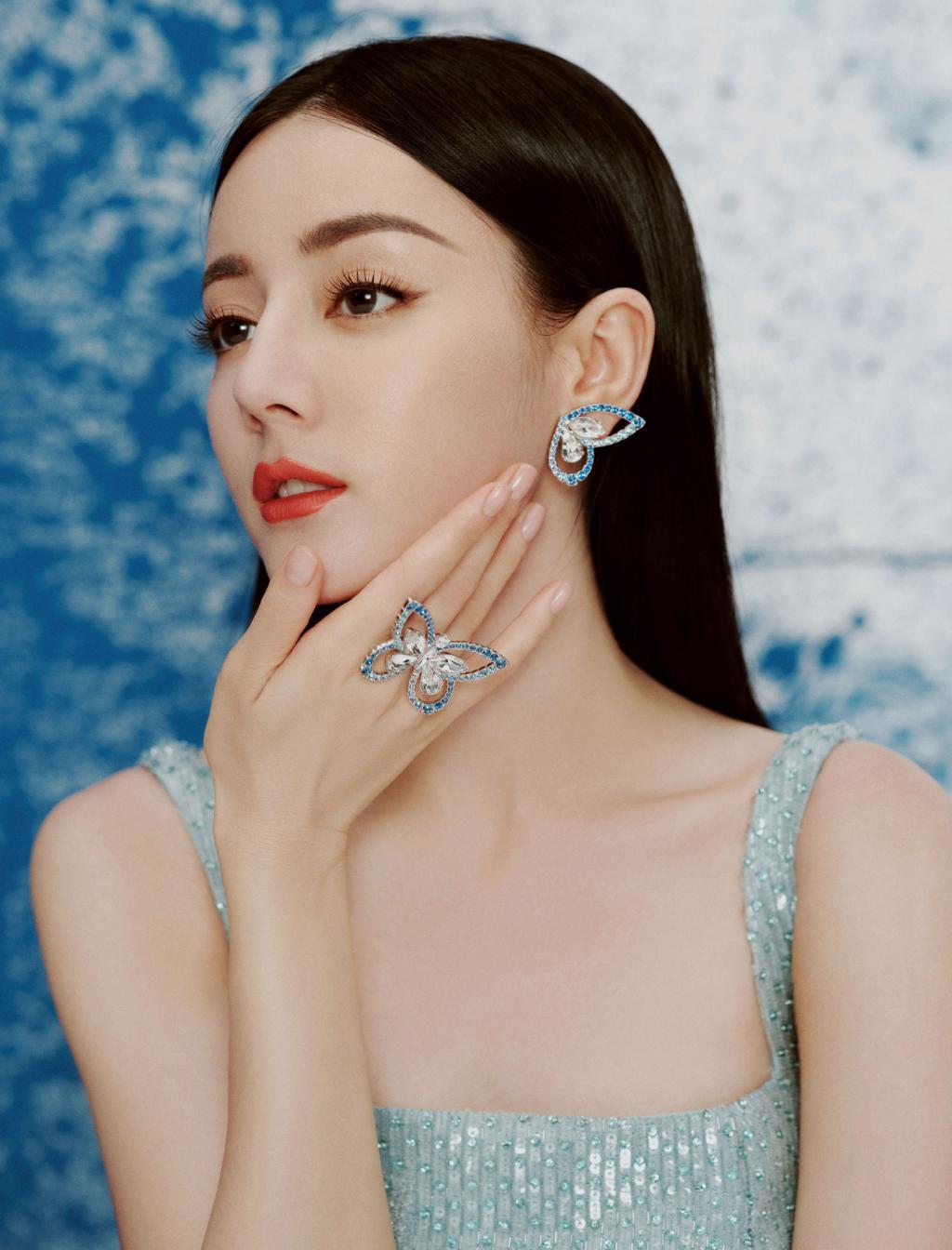 热巴穿蓝裙露香肩 肤白貌美红唇吸睛