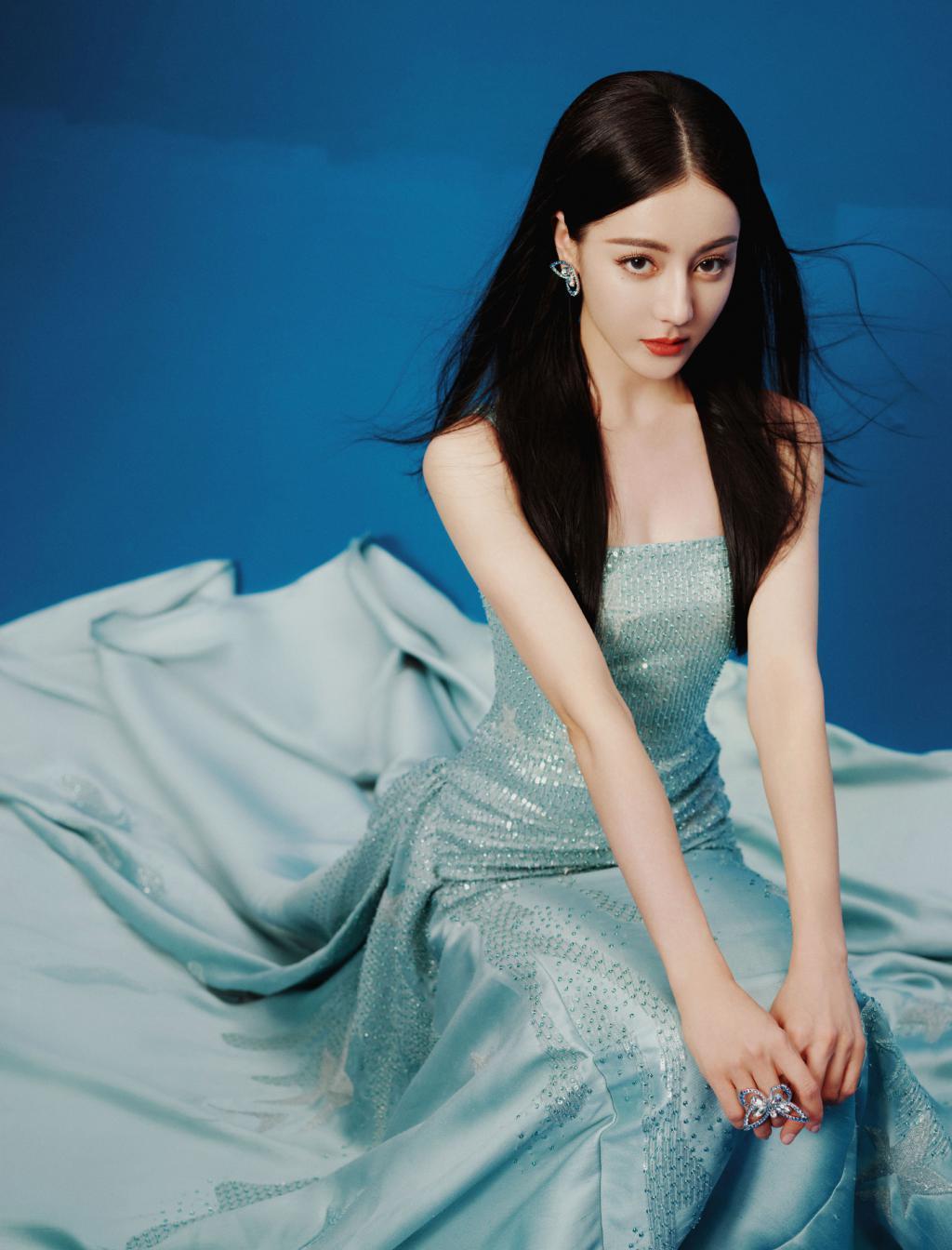 热巴穿蓝裙露香肩 肤白貌美红唇吸睛