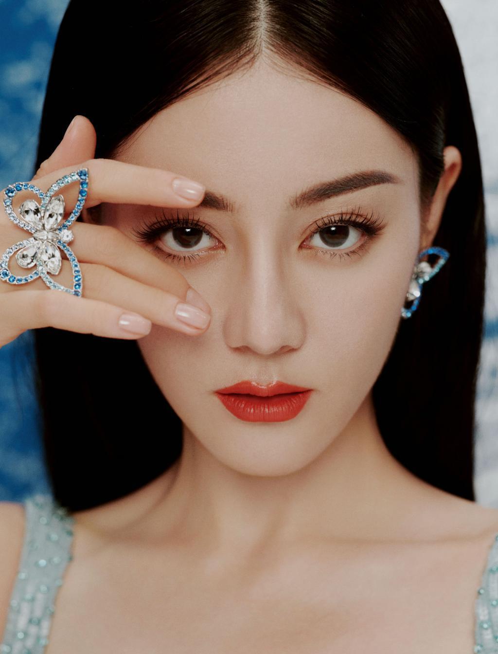 热巴穿蓝裙露香肩 肤白貌美红唇吸睛