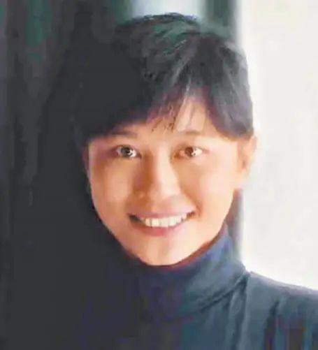 香港第一才女，62岁未婚，一生只为一个人