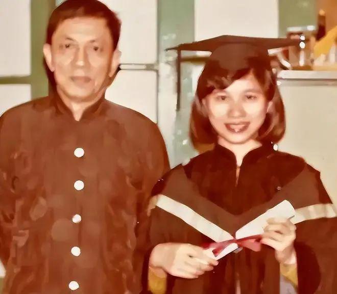 香港第一才女，62岁未婚，一生只为一个人