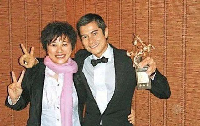 香港第一才女，62岁未婚，一生只为一个人