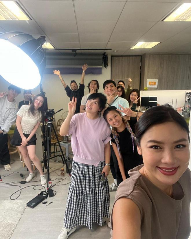 乐基儿离婚后大解放，穿吊带裙弹吉他，散发独特的魅力