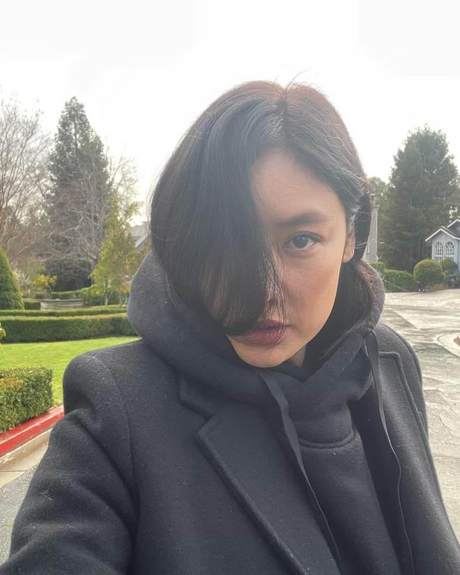 乐基儿离婚后大解放，穿吊带裙弹吉他，散发独特的魅力