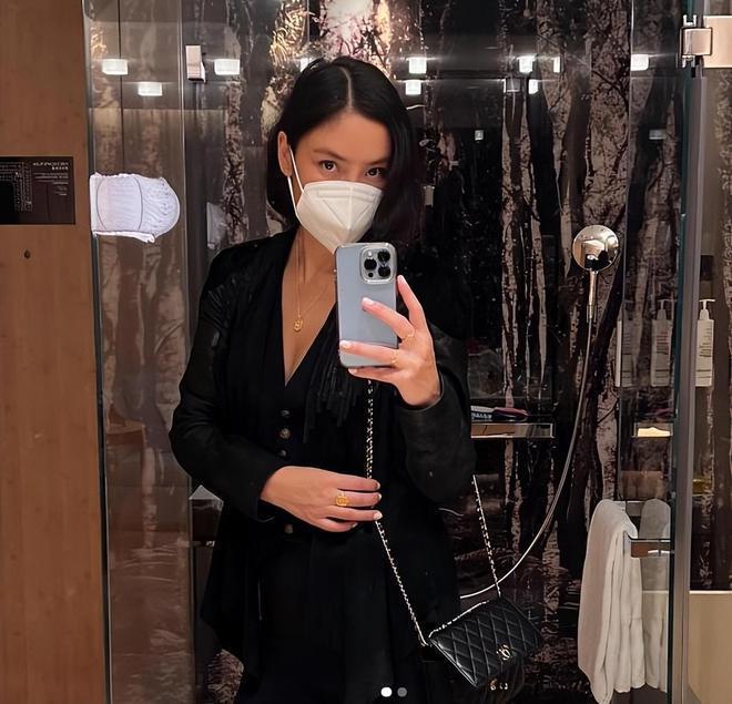 乐基儿离婚后大解放，穿吊带裙弹吉他，散发独特的魅力