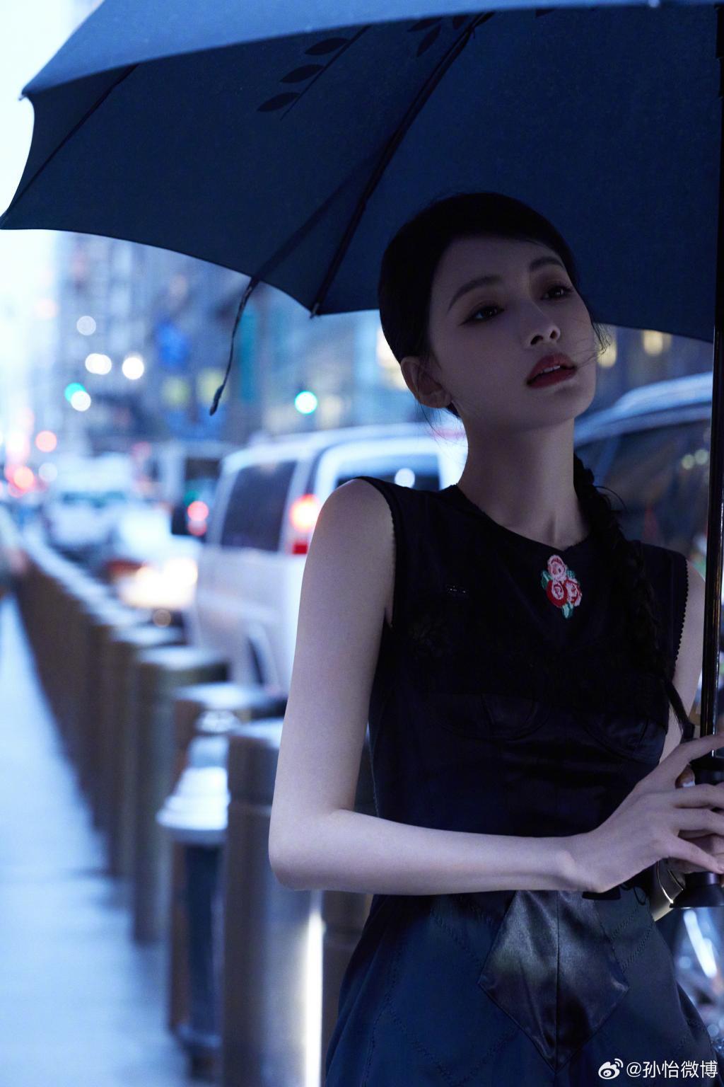 孙怡穿黑裙扎麻花辫 街头撑伞气质清冷