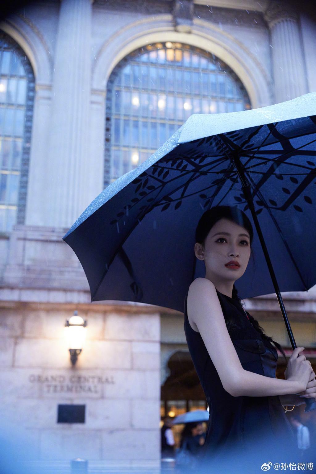 孙怡穿黑裙扎麻花辫 街头撑伞气质清冷