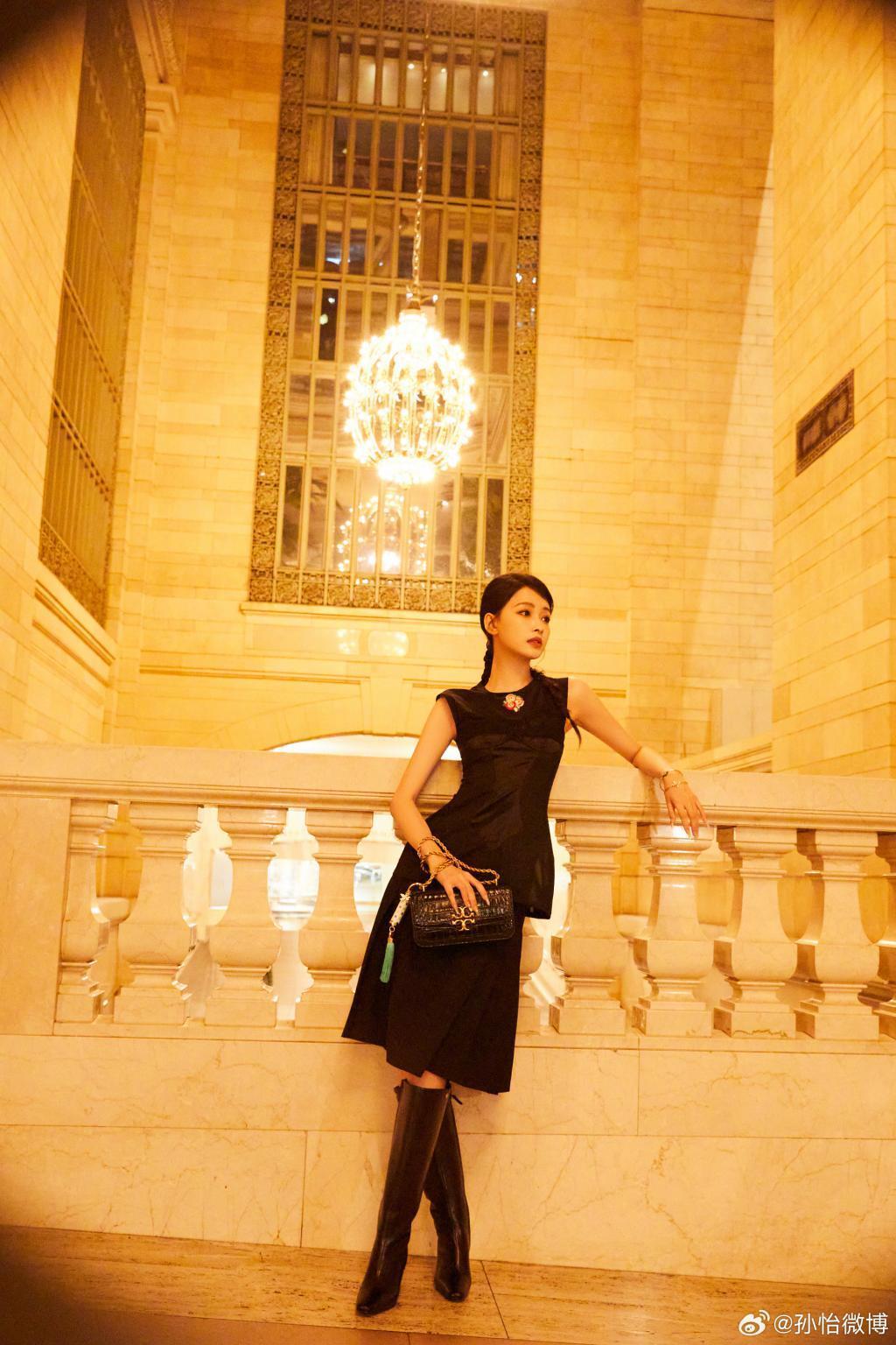 孙怡穿黑裙扎麻花辫 街头撑伞气质清冷