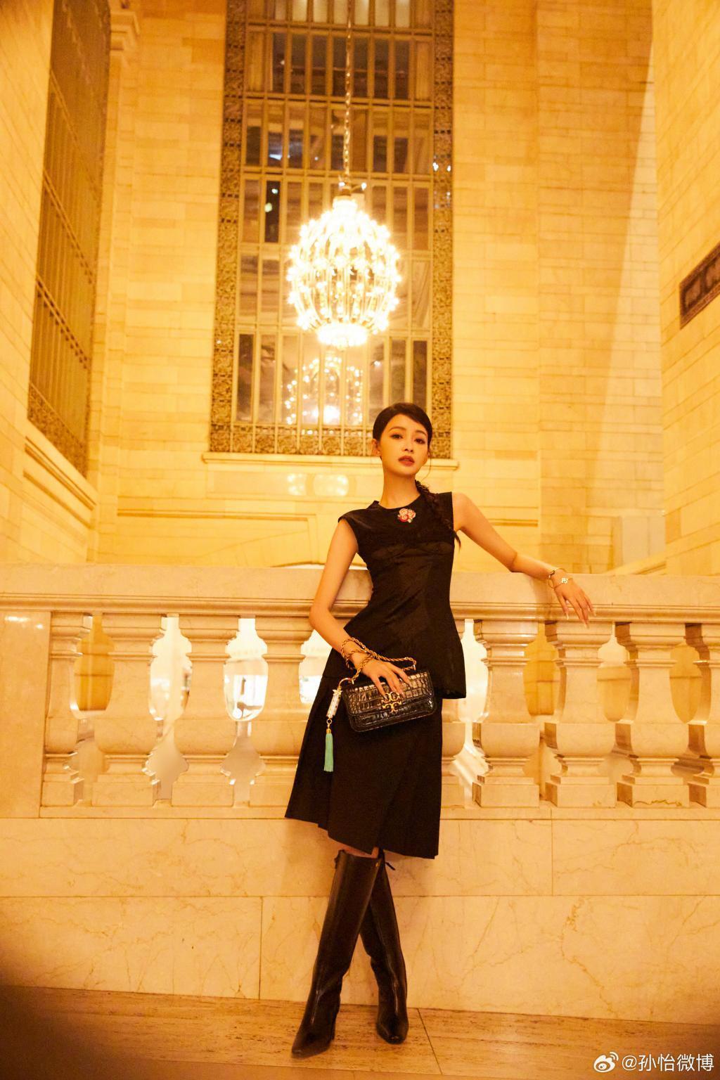 孙怡穿黑裙扎麻花辫 街头撑伞气质清冷