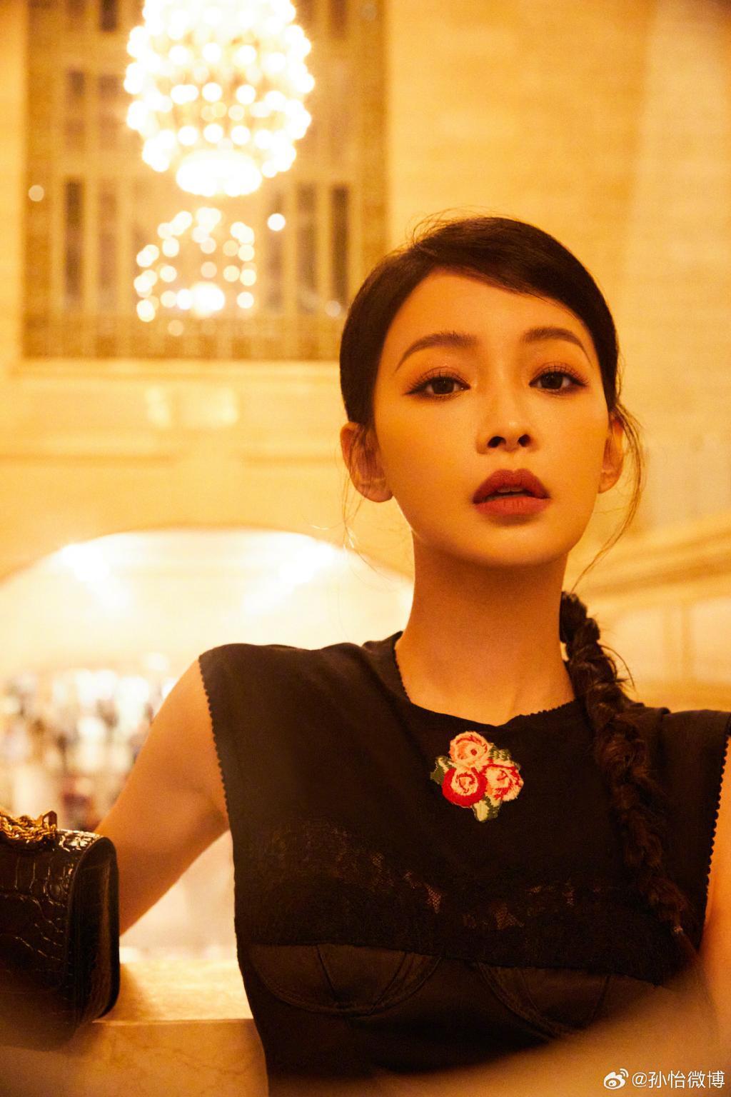 孙怡穿黑裙扎麻花辫 街头撑伞气质清冷