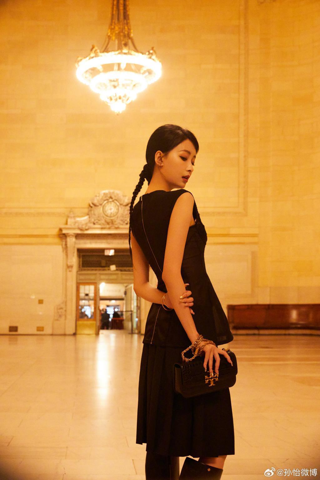 孙怡穿黑裙扎麻花辫 街头撑伞气质清冷