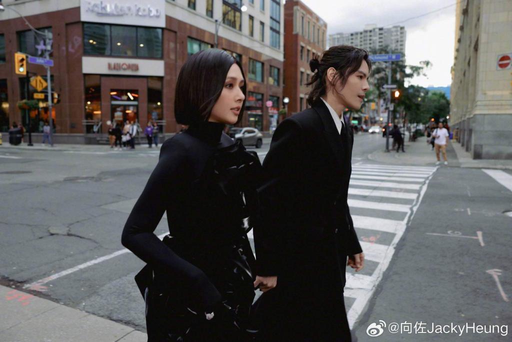 向佐郭碧婷合体拍写真 夫妻俩全黑造型太酷