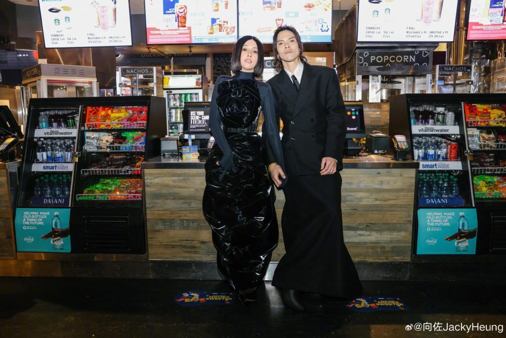 向佐郭碧婷合体拍写真 夫妻俩全黑造型太酷
