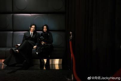 向佐郭碧婷合体拍写真 夫妻俩全黑造型太酷